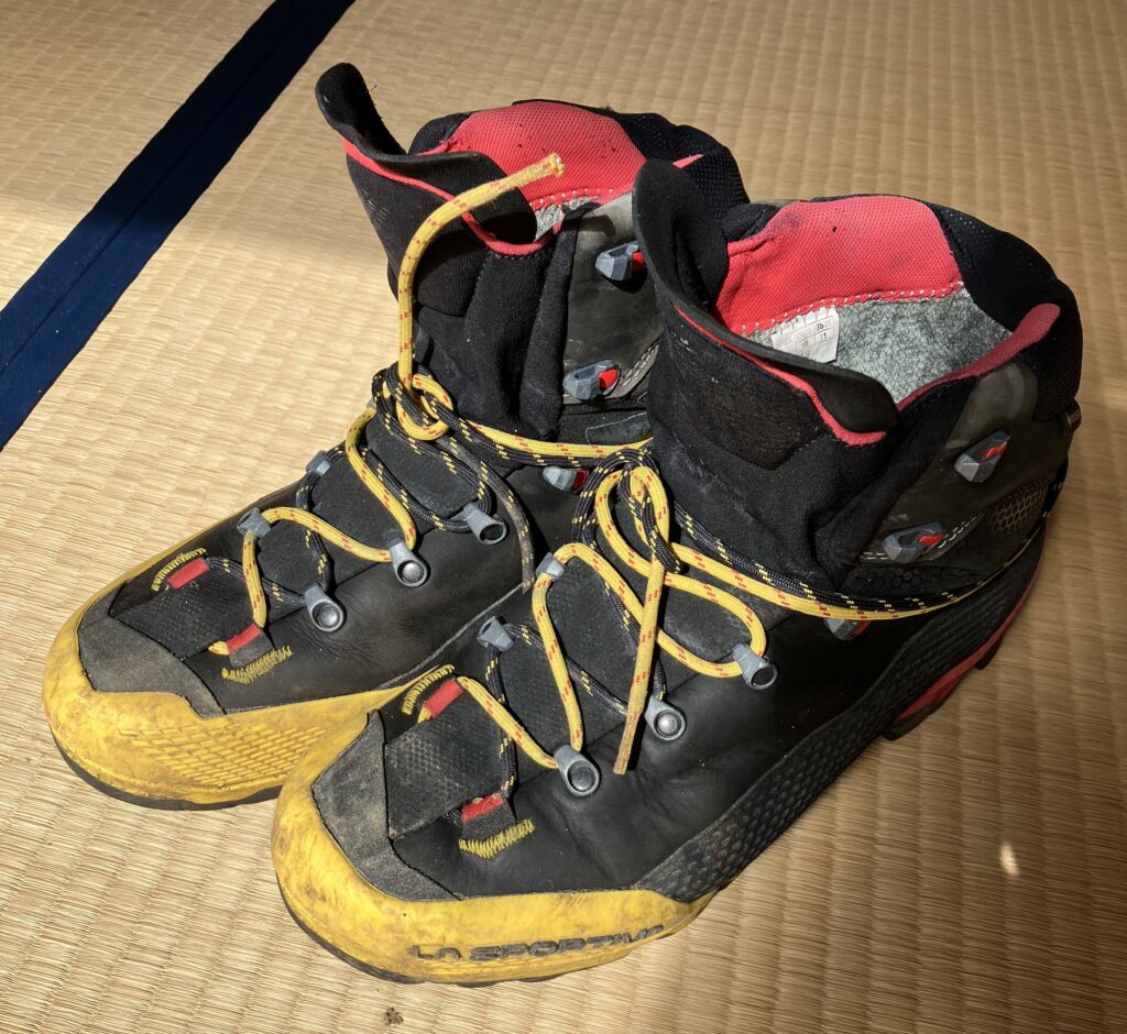 今まで唯一の登山靴だったスポルティバのエクイリビウムレザー。年期が入ってきました。